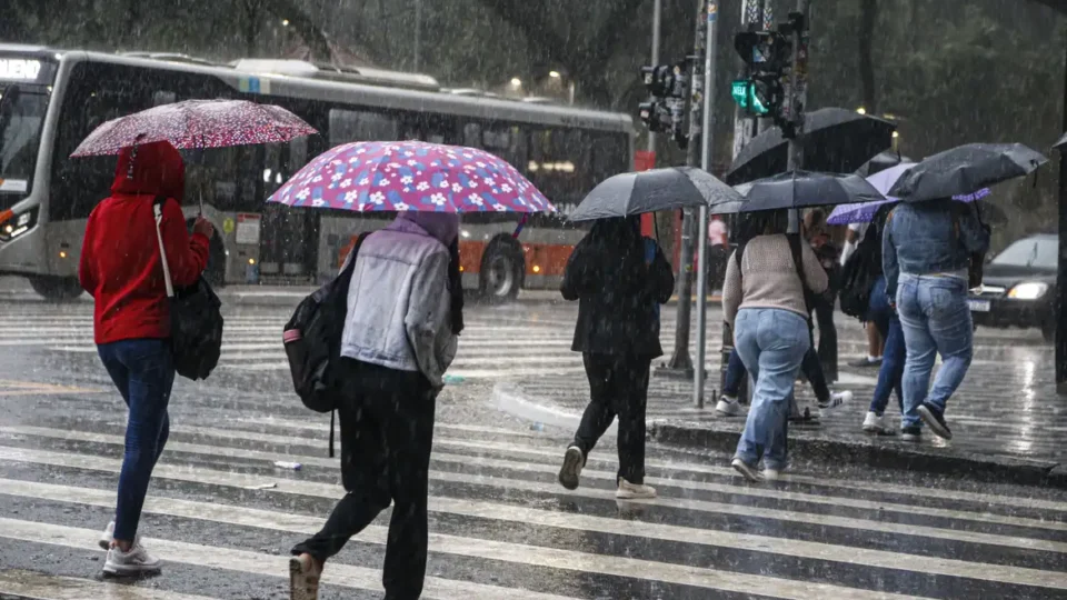 Previsão do tempo: quarta será marcada por chuvas no Centro-Sul e calor no Nordeste