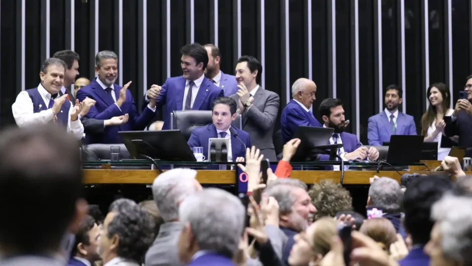 Ampliação da isenção do IR é vitória, desde que não fragilize a educação e a equidade