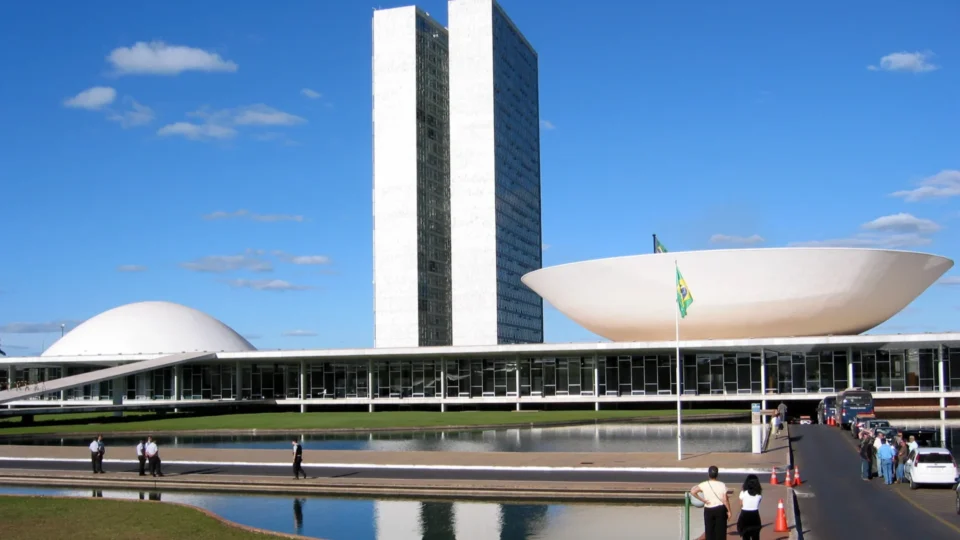 Projeto que assegura verba bilionária para militares avança com aval do Congresso 