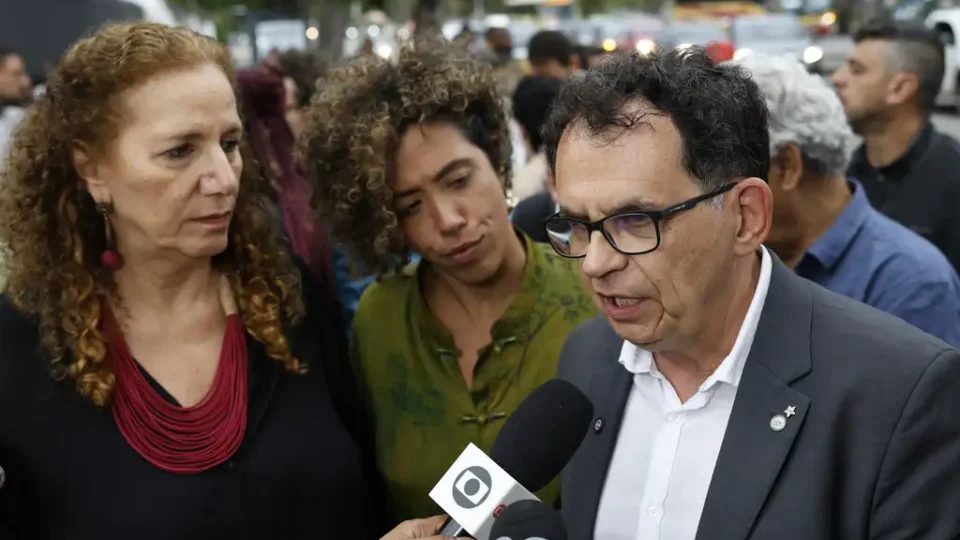 Deputados pedem prisão de Cláudio Castro após ouvir relatos de familiares de vítimas