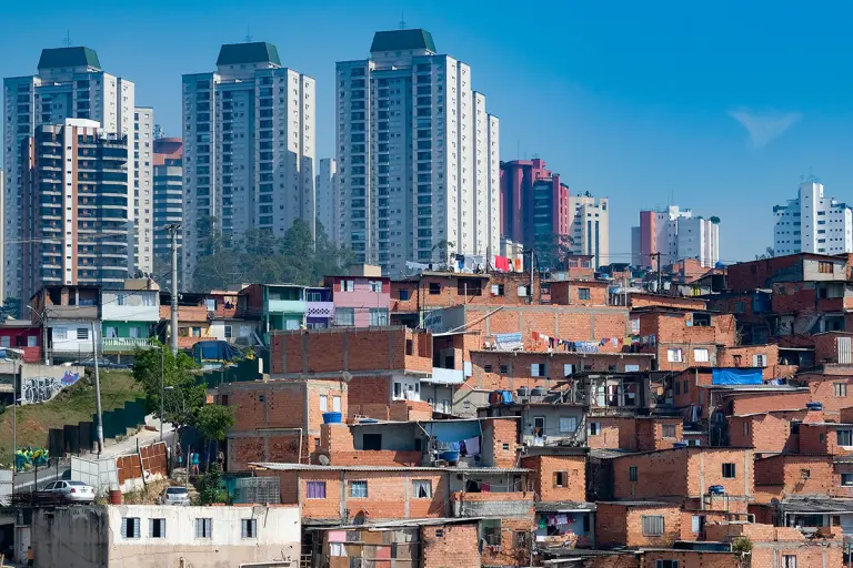 O contraste urbano, por exemplo, é o retrato da racionalidade que organiza, mas também segrega. Foto: reprodução