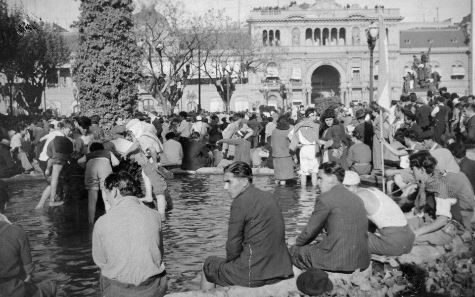 Trabalhadores reunidos na Praça de Maio, em Buenos Aires, durante o Dia da Lealdade, em 17 de outubro de 1945. A mobilização exigiu a libertação de Juan Domingo Perón e marcou o nascimento do peronismo como movimento político e social de massas na Argentina. Foto: Wikipedia