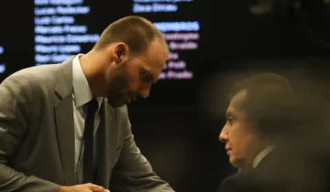 Moraes manda Defensoria Pública representar Eduardo Bolsonaro