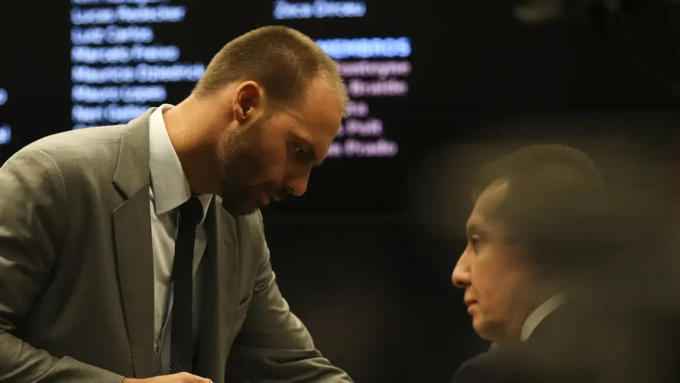 Moraes manda Defensoria Pública representar Eduardo Bolsonaro