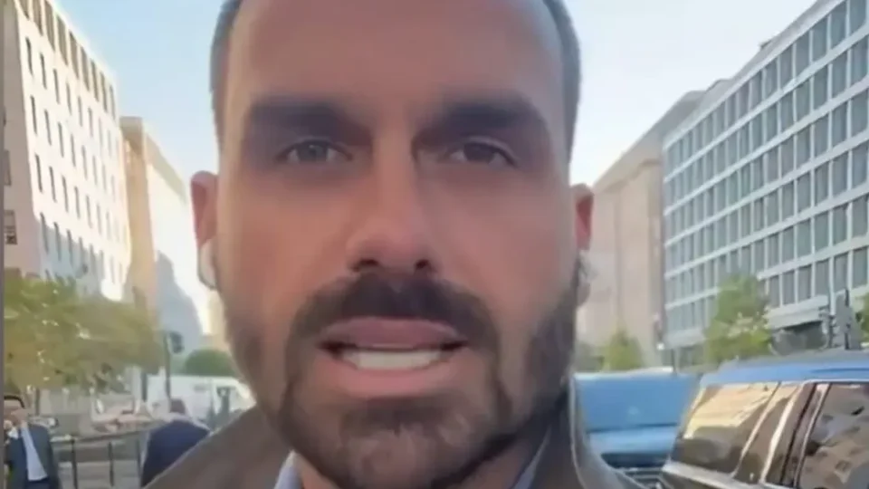 Eduardo Bolsonaro diz que não mora na cidade onde fica imóvel comprado por trust de aliado 