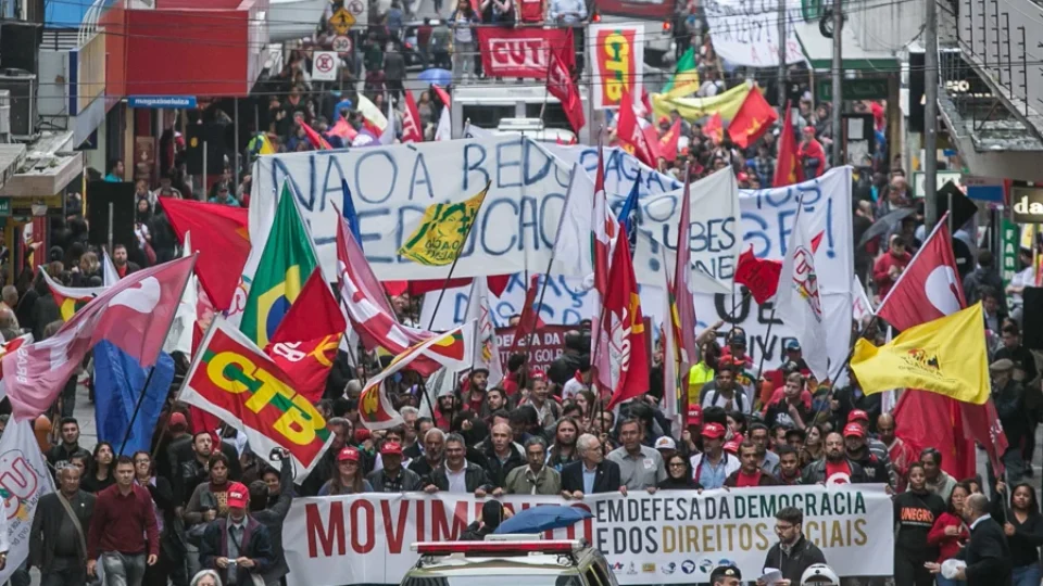 Esquerda política: origem, valores e desafios no mundo atual