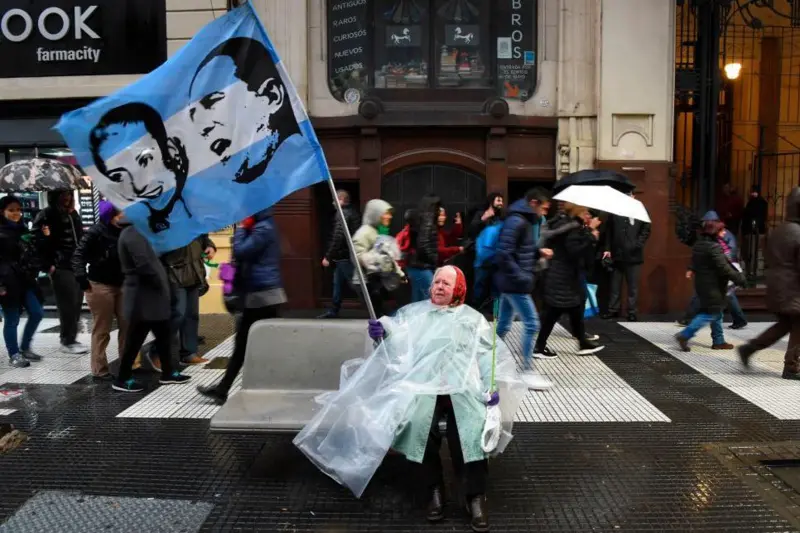 As figuras de Evita e Juan Domingo Perón seguem presentes nas ruas argentinas, especialmente em atos e mobilizações populares. Foto: Getty Images