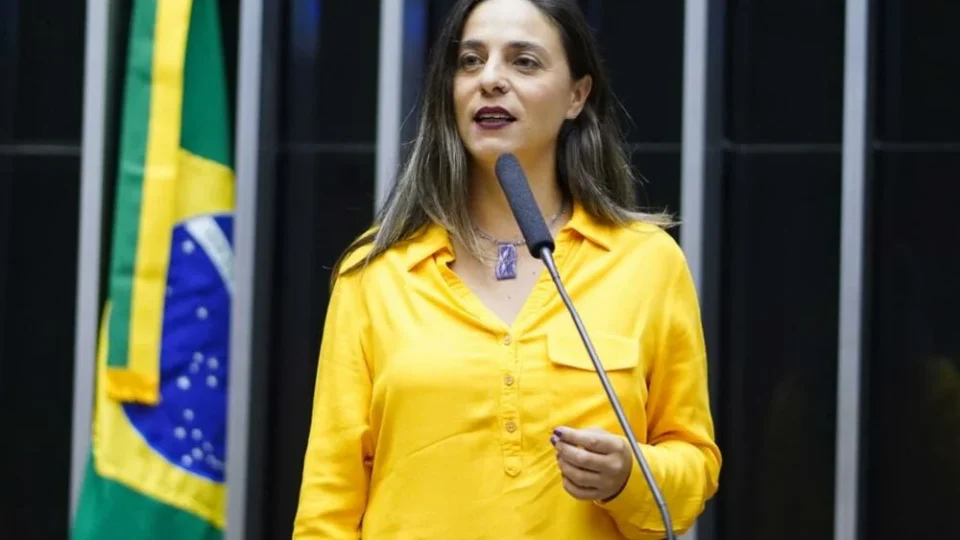 Deputada cobra Executivo sobre o envio do projeto de negociação coletiva no serviço público