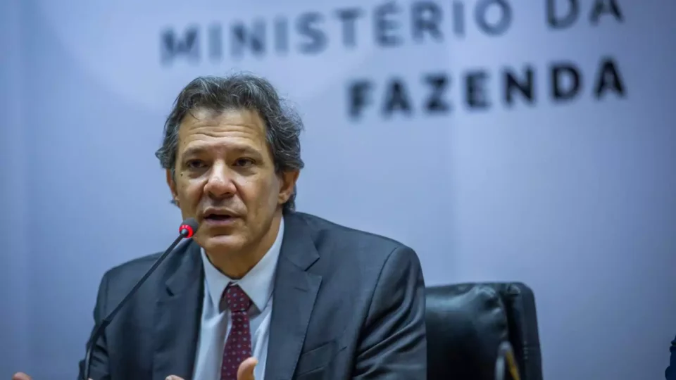 Governo avalia cortar bolsa milionário para substituir MP do IOF