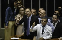 Apesar de negar, Tarcísio de Freitas atuou nos bastidores pela derrubada da MP do IOF
