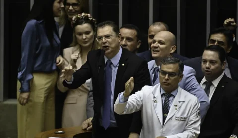Apesar de negar, Tarcísio de Freitas atuou nos bastidores pela derrubada da MP do IOF