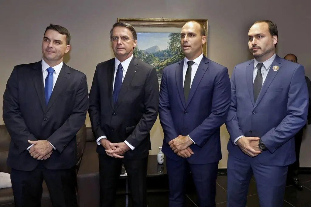 familia Bolsonaro gabinete do odio A família é o próprio gabinete do ódio. Na foto, políticos que atuam de forma coordenada para espalhar mentiras, atacar adversários políticos e polarizar o debate público através das redes sociais. Imagem: reprodução