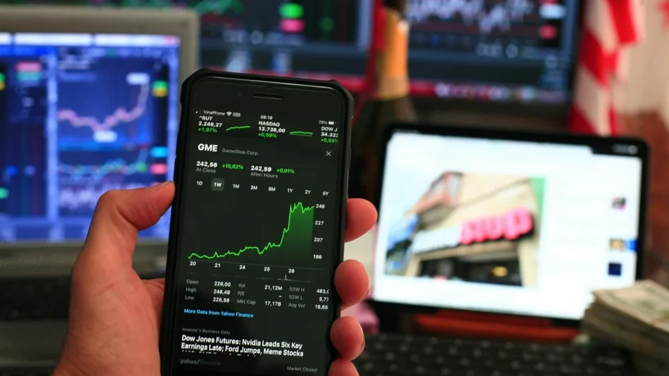 Ibovespa cai 0,64%, mas encerra a semana com ganho de mais de 3%