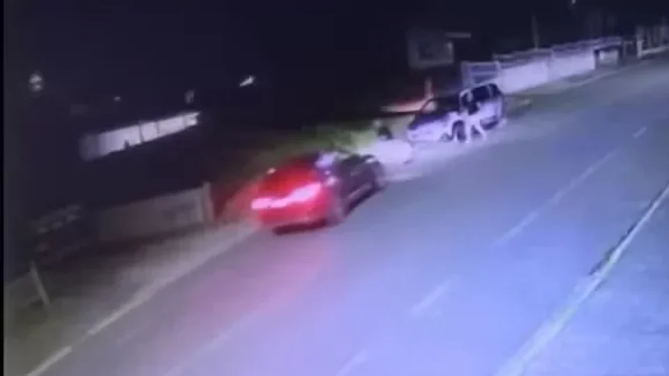 Mulher atropela homem com BMW e o agride a pauladas na frente da PM em SC