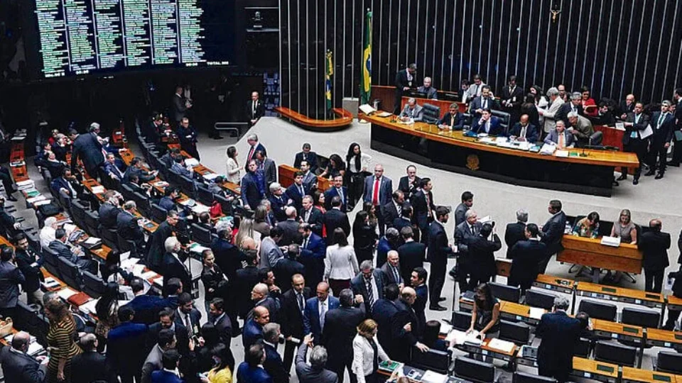 Ala da base governista busca expor Centrão como inimigo do povo em votações na Câmara