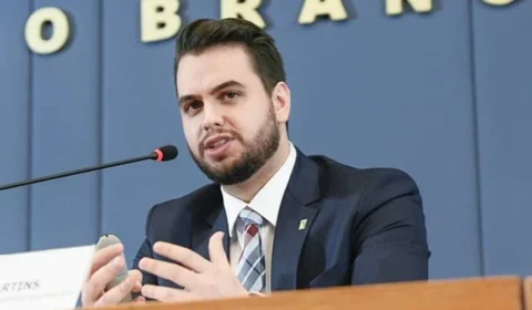 Após fuga de Silvinei, PF comunica Filipe Martins sobre prisão domiciliar