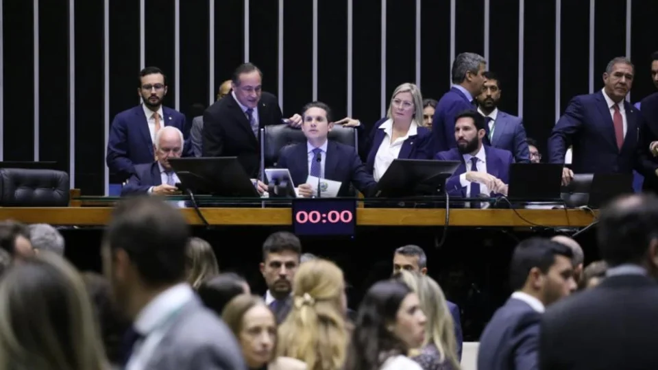 Sob pressão, Hugo Motta anuncia relator de lei que combate devedor contumaz