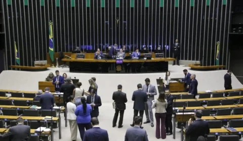 Ausência de Sóstenes sela fim da anistia na Câmara dos Deputados
