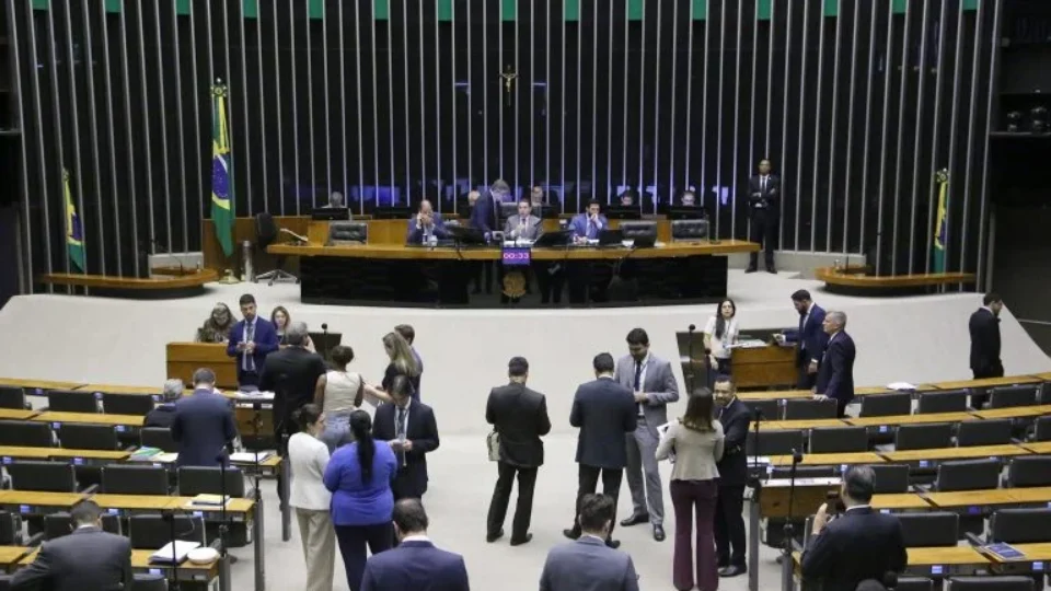 Ausência de Sóstenes sela fim da anistia na Câmara dos Deputados