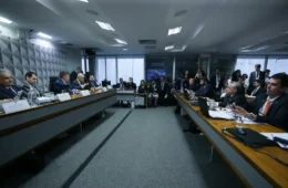 Dino autoriza silêncio de presidente de sindicato na CPMI do INSS