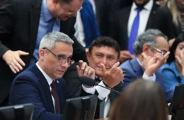 Câmara aprova suspensão de ação no STF contra Gustavo Gayer