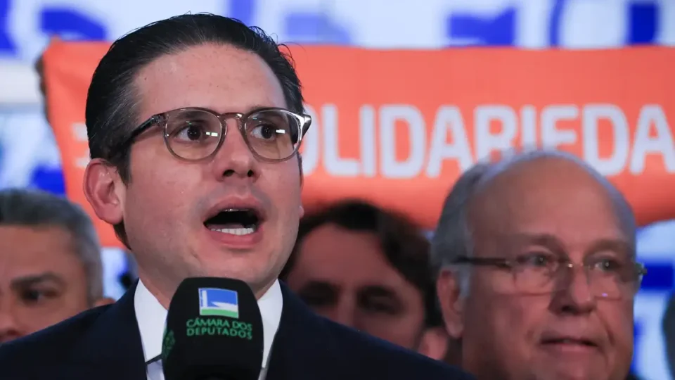 Motta trava projeto que combate crime organizado e deputados apontam para influência de Ciro