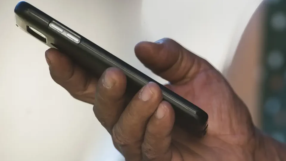 Um celular é levado a cada dez minutos no Rio; furtos e roubos atingem recorde