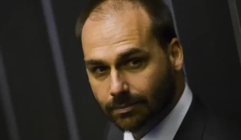 Câmara anula passaporte diplomático de Eduardo Bolsonaro após perda de mandato