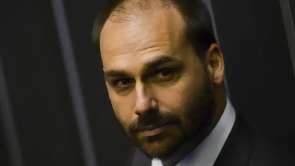 Câmara anula passaporte diplomático de Eduardo Bolsonaro após perda de mandato