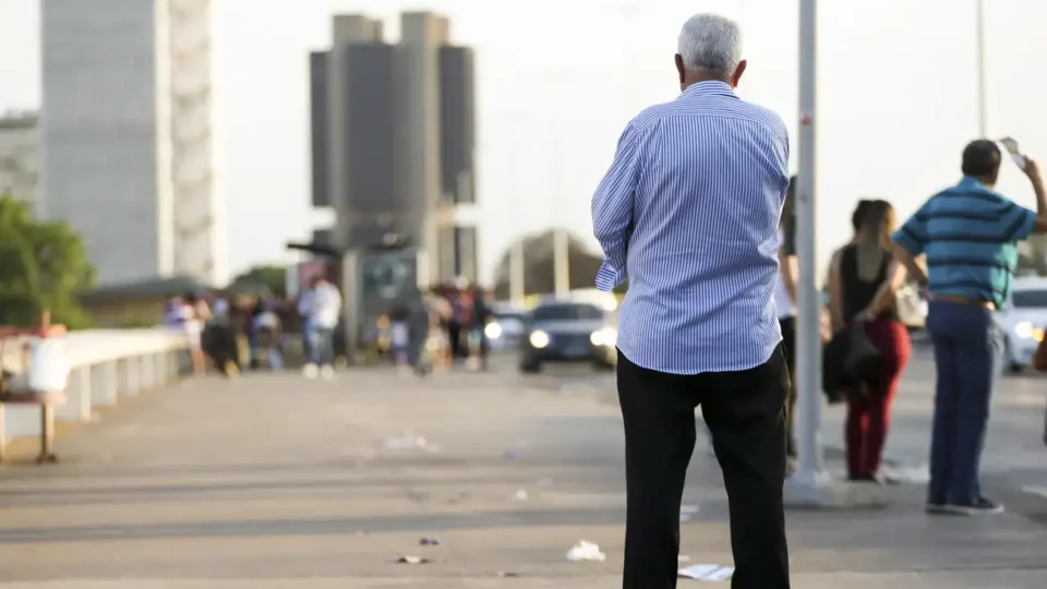 Expectativa de vida global retorna a níveis pré-pandemia, segundo estudo