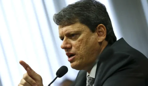 Escolas cívico-militares começam a funcionar em SP sem entrega de uniforme para os alunos