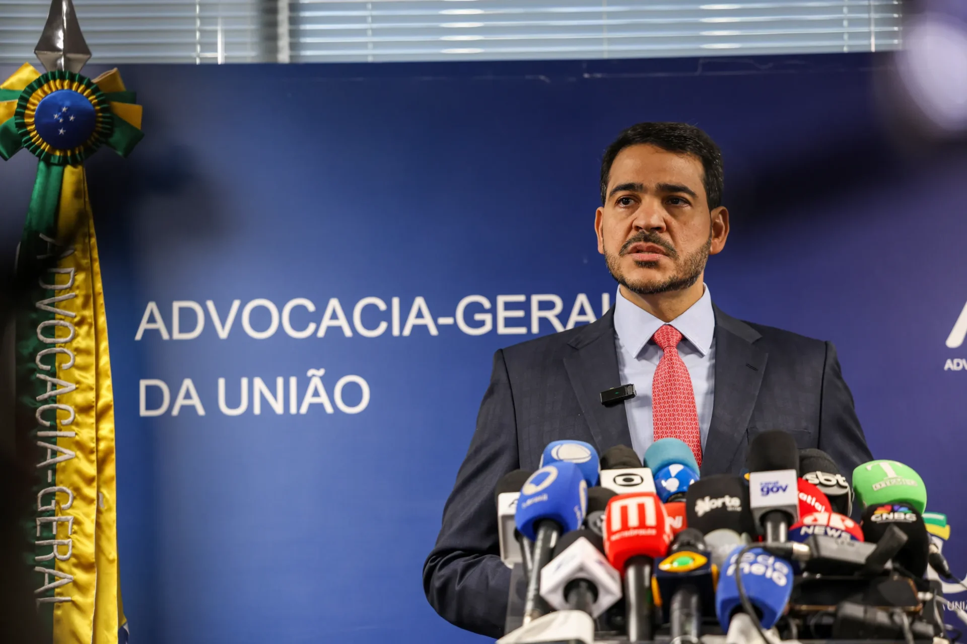 Jorge Messias, ministro da AGU, é o favorito para vaga de Barroso no STF