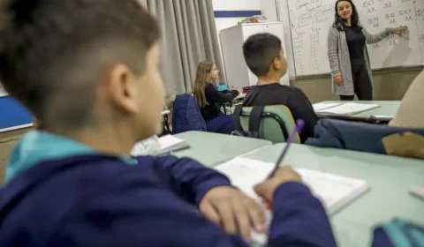 Professor brasileiro perde 21% do tempo de aula para manter disciplina