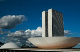 Partidos com ministérios entregam 60% dos votos favoráveis ao texto de Derrite