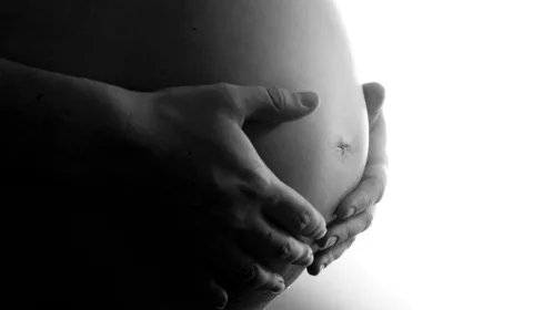 Decisão do TST garante estabilidade a gestantes em contratos temporários