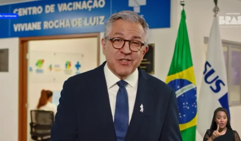 ‘Não vamos negar aos nossos filhos o direito à vacina’, diz Padilha em pronunciamento