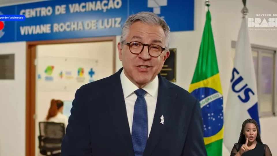 ‘Não vamos negar aos nossos filhos o direito à vacina’, diz Padilha em pronunciamento