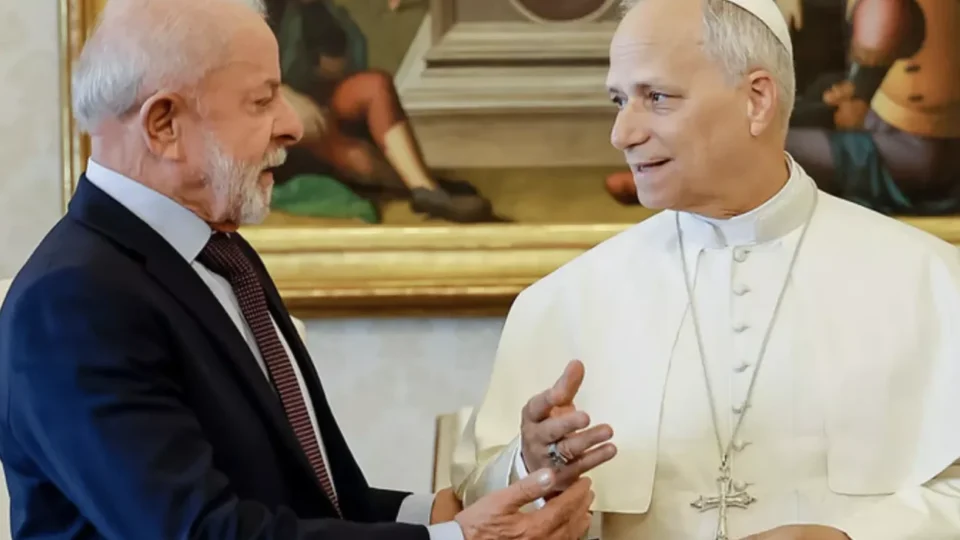 Sensacionalista: Papa dá água benta para Lula levar a encontro com Trump