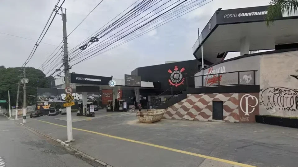 Postos com marca do Corinthians pertencem a alvos da maior operação contra o PCC
