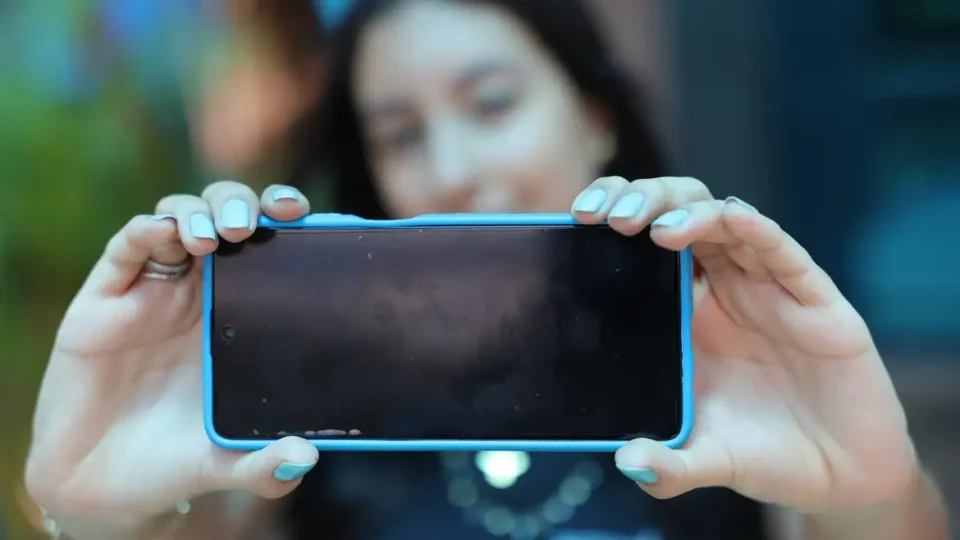 Cai de 51% para 37% uso de internet nas escolas por adolescentes