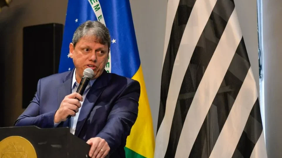 Juiz determina que gestão Tarcísio reconduza professores afastados por licença médica