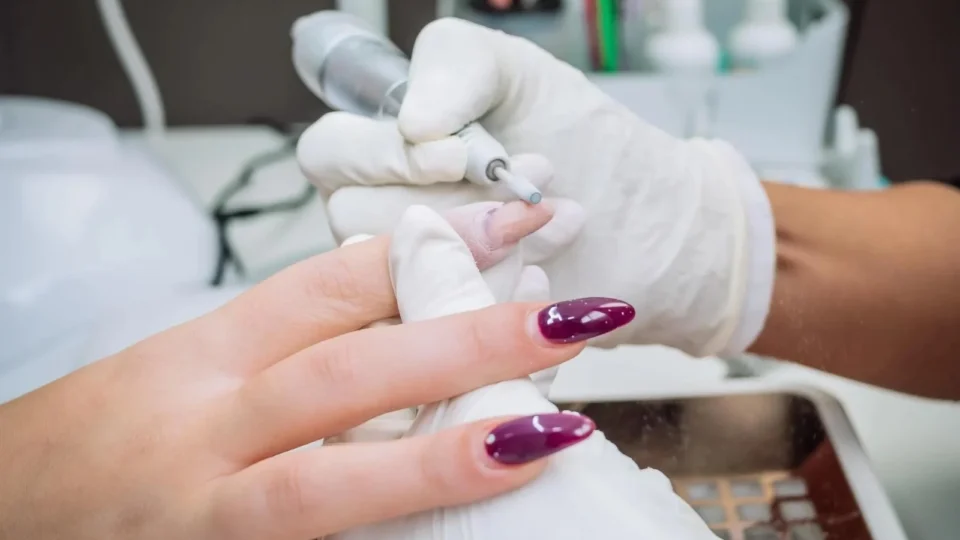 Anvisa proíbe substâncias utilizadas em unhas de gel por risco de câncer