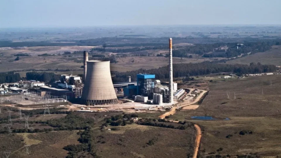 Brasil ainda subsidia eletricidade a carvão enquanto busca liderança climática na COP30