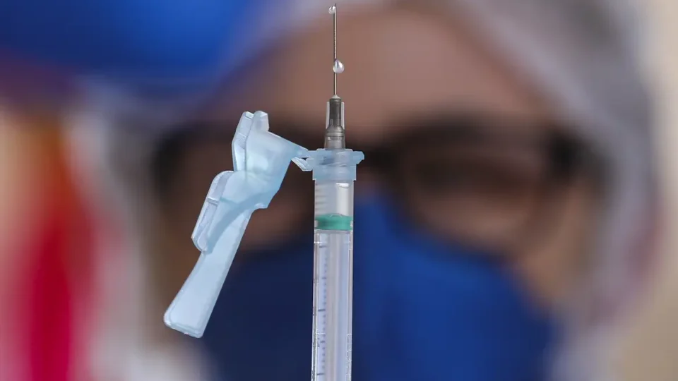 Brasil lidera a desinformação antivacina na América Latina, aponta estudo