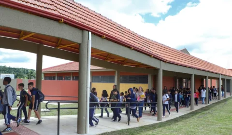 Jovem é presa por ameaçar de morte e planejar sequestro de professora no PR