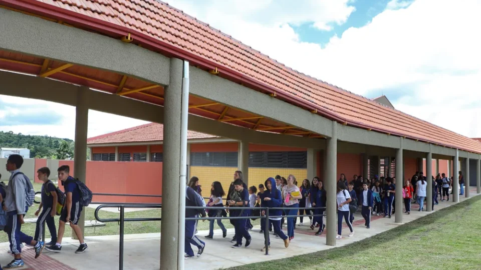 Jovem é presa por ameaçar de morte e planejar sequestro de professora no PR