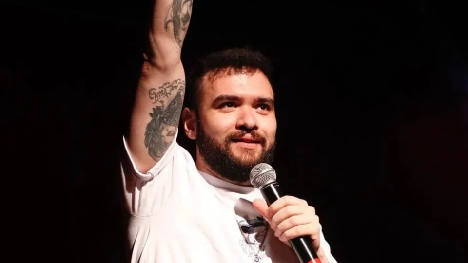Governo dos EUA cancela visto de humorista Tiago Santineli após piada sobre Charlie Kirk