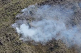 Fogo consome área de proteção ambiental em Tiradentes (MG) pelo terceiro dia