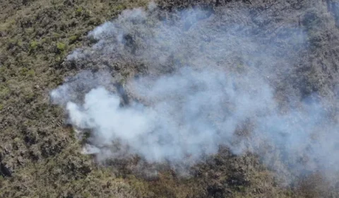 Fogo consome área de proteção ambiental em Tiradentes (MG) pelo terceiro dia