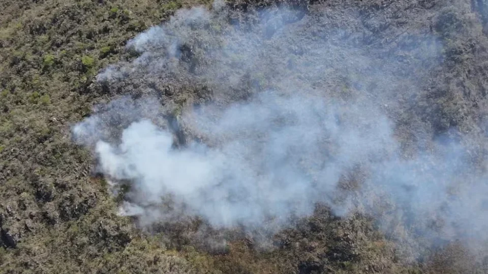Fogo consome área de proteção ambiental em Tiradentes (MG) pelo terceiro dia